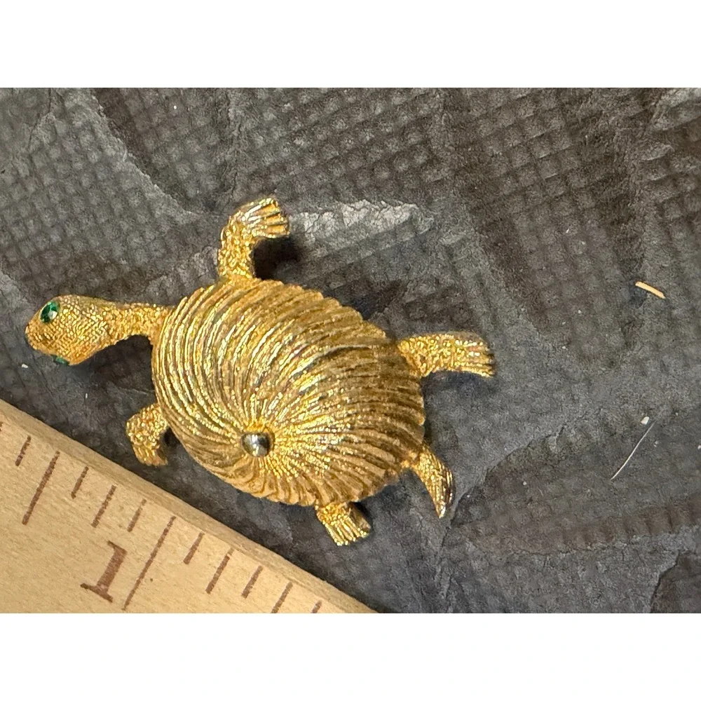 Turtle Brooch Gold Tone Shell Emeral Green Rhinestone Eyes Pin Textured Vintage